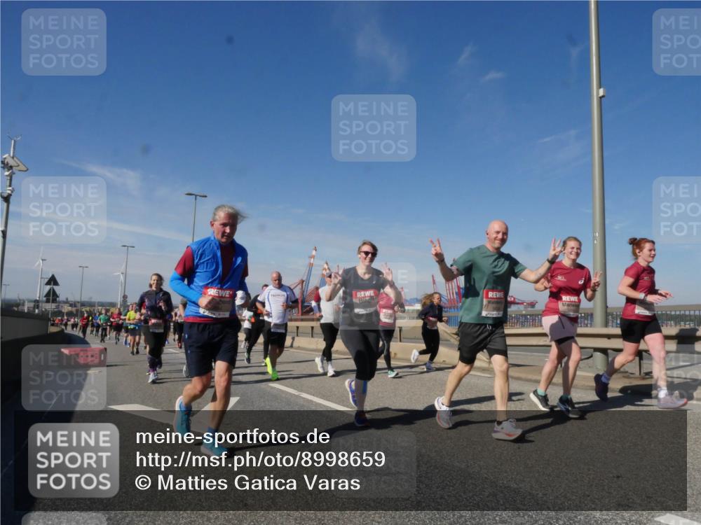 03.10.2025 - Köhlbrandbrückenlauf Matties Gatica Varas http://msf.ph/oto/8998659 03.10.2025 12:51:00 Position 2  meine-sportfotos.de