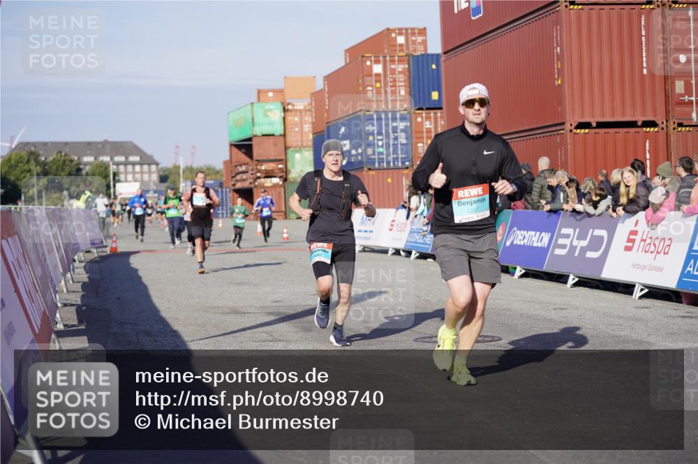 03.10.2025 - Köhlbrandbrückenlauf Michael Burmester http://msf.ph/oto/8998740 03.10.2025 10:03:17 Ziel 1207, 1274, 1682, 1864, 1931, 2995, 2998, 3802 meine-sportfotos.de