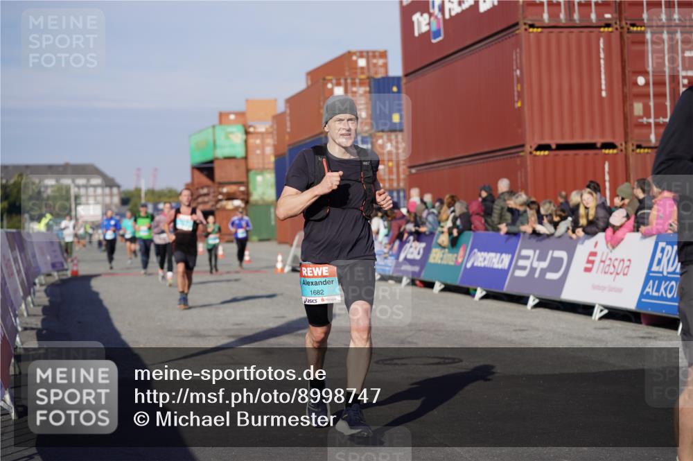 03.10.2025 - Köhlbrandbrückenlauf Michael Burmester http://msf.ph/oto/8998747 03.10.2025 10:03:18 Ziel 1207, 1274, 1682, 1864, 1931, 2995, 2998, 3802 meine-sportfotos.de