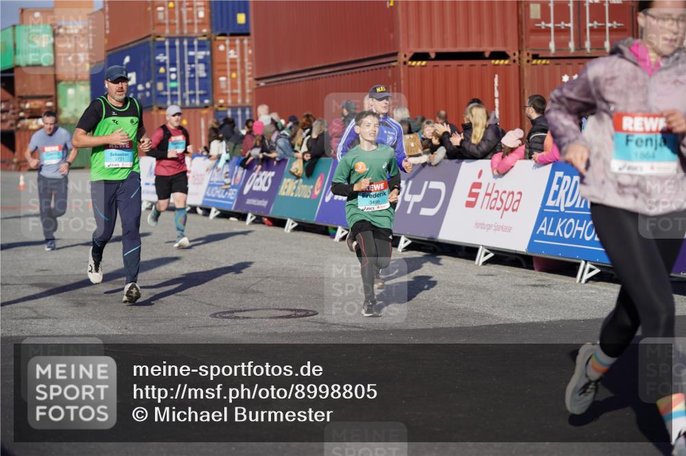 03.10.2025 - Köhlbrandbrückenlauf Michael Burmester http://msf.ph/oto/8998805 03.10.2025 10:03:24 Ziel 1274, 1326, 1808, 1864, 2944, 3066, 3344, 3404, 3498, 3731 meine-sportfotos.de