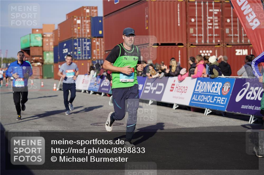 03.10.2025 - Köhlbrandbrückenlauf Michael Burmester http://msf.ph/oto/8998833 03.10.2025 10:03:25 Ziel 1274, 1326, 1808, 1864, 2944, 3066, 3344, 3404, 3498, 3731 meine-sportfotos.de