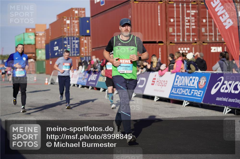 03.10.2025 - Köhlbrandbrückenlauf Michael Burmester http://msf.ph/oto/8998845 03.10.2025 10:03:25 Ziel 1274, 1326, 1808, 1864, 2944, 3066, 3344, 3404, 3498, 3731 meine-sportfotos.de