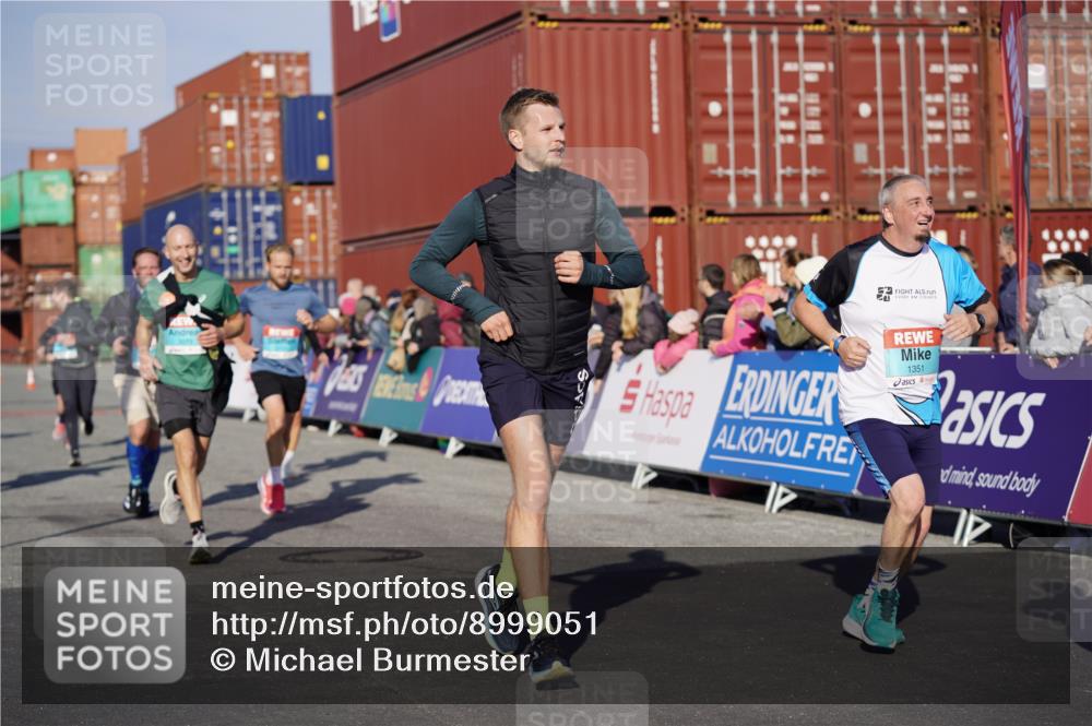 03.10.2025 - Köhlbrandbrückenlauf Michael Burmester http://msf.ph/oto/8999051 03.10.2025 10:03:36 Ziel 1351, 1353, 2767, 3073, 3235, 3245, 3251, 3344, 3659, 3708, 3710, 3804, 3825 meine-sportfotos.de