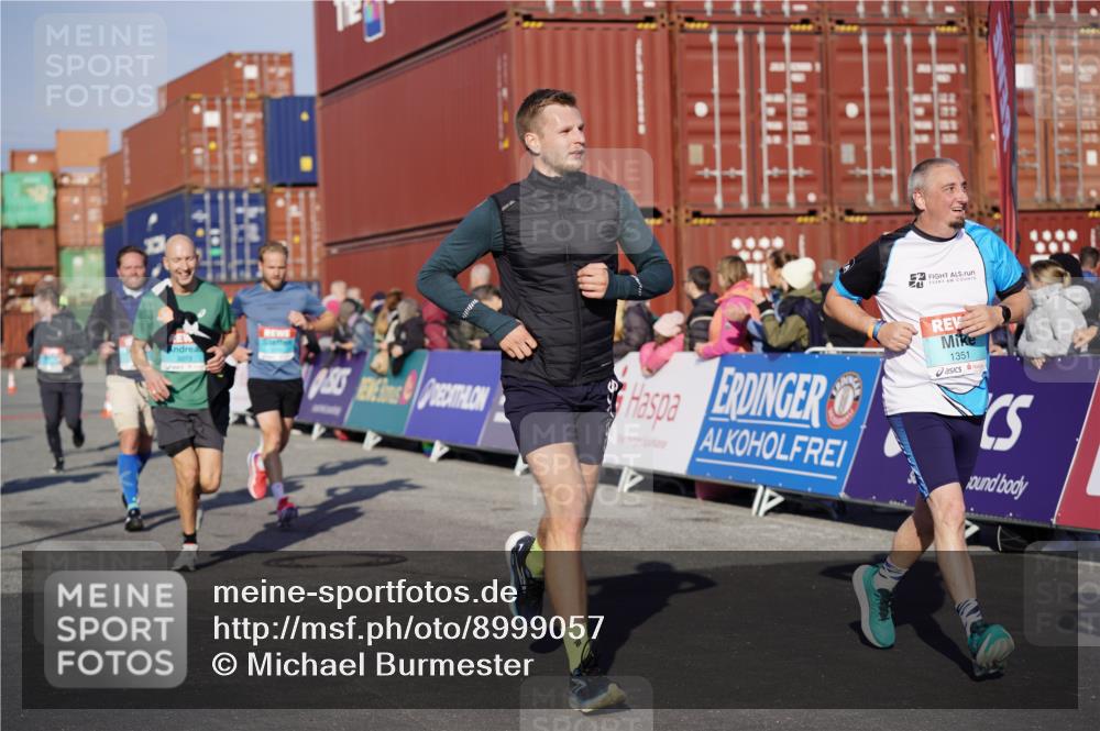 03.10.2025 - Köhlbrandbrückenlauf Michael Burmester http://msf.ph/oto/8999057 03.10.2025 10:03:36 Ziel 1351, 1353, 2767, 3073, 3235, 3245, 3251, 3344, 3659, 3708, 3710, 3804, 3825 meine-sportfotos.de