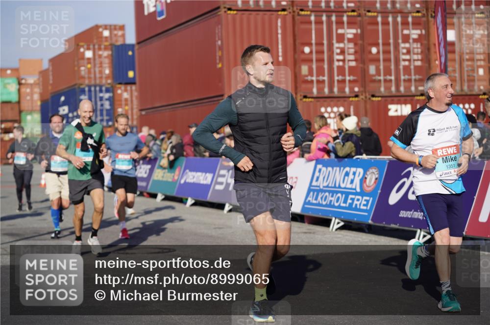 03.10.2025 - Köhlbrandbrückenlauf Michael Burmester http://msf.ph/oto/8999065 03.10.2025 10:03:36 Ziel 1351, 1353, 2767, 3073, 3235, 3245, 3251, 3344, 3659, 3708, 3710, 3804, 3825 meine-sportfotos.de
