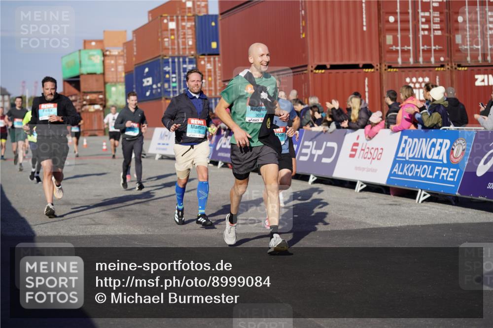 03.10.2025 - Köhlbrandbrückenlauf Michael Burmester http://msf.ph/oto/8999084 03.10.2025 10:03:37 Ziel 1351, 1353, 2767, 3073, 3235, 3245, 3251, 3659, 3708, 3710, 3804, 3825 meine-sportfotos.de