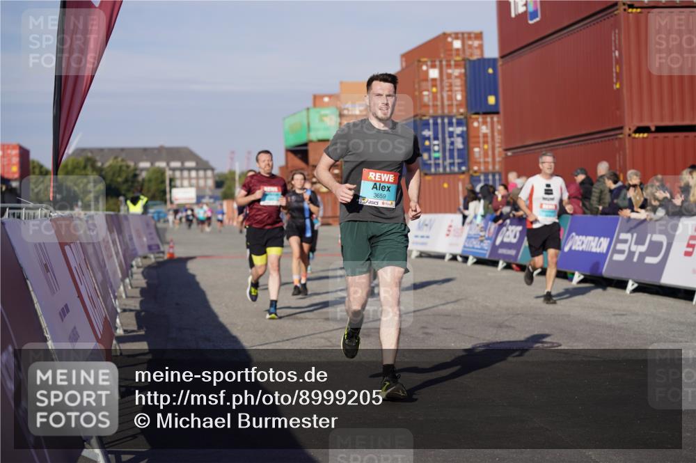 03.10.2025 - Köhlbrandbrückenlauf Michael Burmester http://msf.ph/oto/8999205 03.10.2025 10:03:42 Ziel 1216, 1309, 1353, 2767, 3073, 3235, 3236, 3462, 3465, 3659, 3708, 3710, 3804, 3821, 3825 meine-sportfotos.de