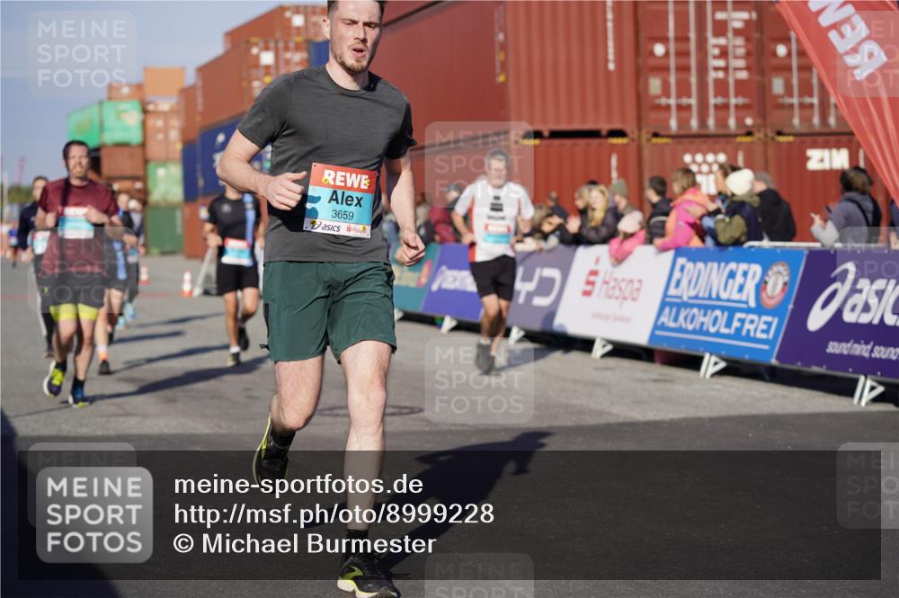 03.10.2025 - Köhlbrandbrückenlauf Michael Burmester http://msf.ph/oto/8999228 03.10.2025 10:03:43 Ziel 1216, 1309, 1353, 2767, 3235, 3236, 3462, 3465, 3659, 3708, 3710, 3804, 3821, 3825 meine-sportfotos.de