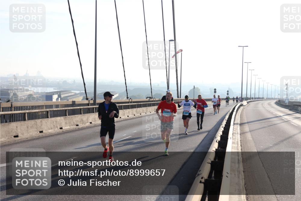 03.10.2025 - Köhlbrandbrückenlauf Julia Fischer http://msf.ph/oto/8999657 03.10.2025 09:18:25 Position 1  meine-sportfotos.de