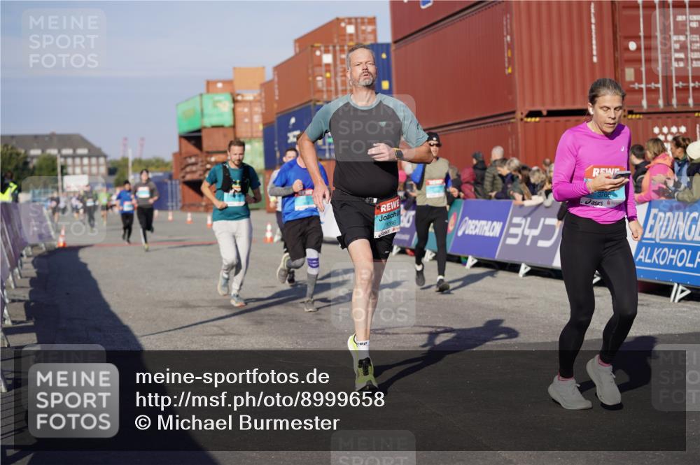 03.10.2025 - Köhlbrandbrückenlauf Michael Burmester http://msf.ph/oto/8999658 03.10.2025 10:04:09 Ziel 1056, 1245, 1533, 1702, 2323, 2791, 2798, 3067, 3766, 3830 meine-sportfotos.de