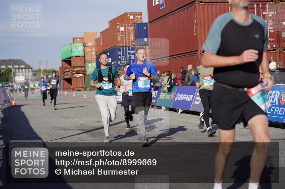03.10.2025 - Köhlbrandbrückenlauf Michael Burmester http://msf.ph/oto/8999669 03.10.2025 10:04:10 Ziel 1056, 1245, 1533, 1702, 2323, 2791, 3067, 3766, 3830 meine-sportfotos.de