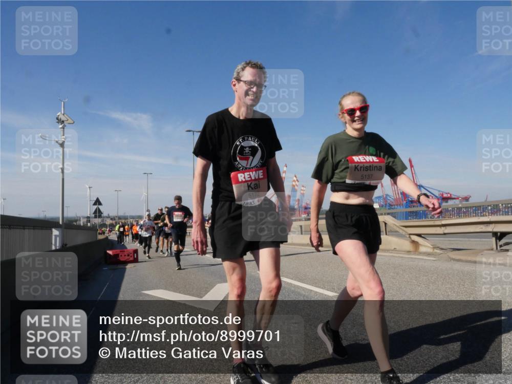 03.10.2025 - Köhlbrandbrückenlauf Matties Gatica Varas http://msf.ph/oto/8999701 03.10.2025 12:52:39 Position 2 5172, 5137 meine-sportfotos.de