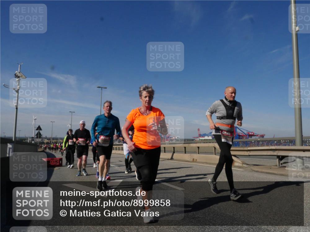 03.10.2025 - Köhlbrandbrückenlauf Matties Gatica Varas http://msf.ph/oto/8999858 03.10.2025 12:52:51 Position 2 11 meine-sportfotos.de