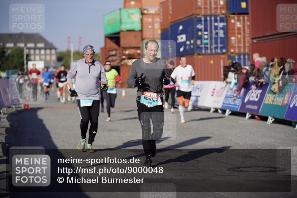 03.10.2025 - Köhlbrandbrückenlauf Michael Burmester http://msf.ph/oto/9000048 03.10.2025 10:04:34 Ziel 1025, 1073, 1218, 1308, 2029, 2672, 2822, 3160, 3379, 3799 meine-sportfotos.de