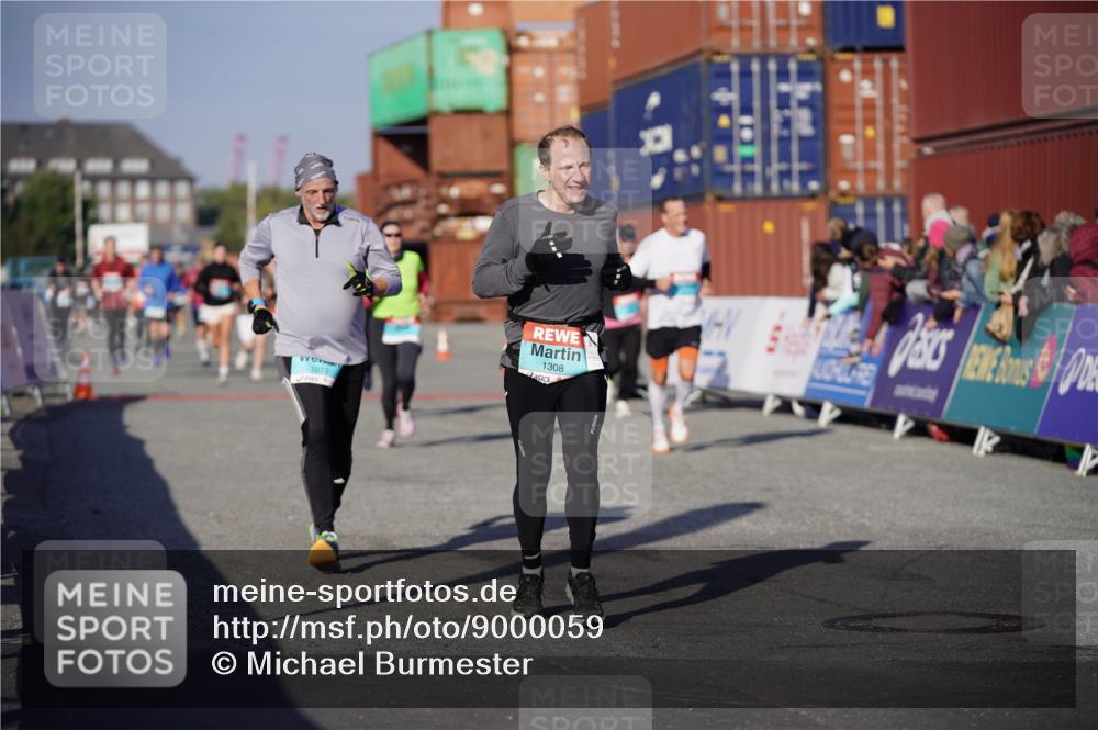 03.10.2025 - Köhlbrandbrückenlauf Michael Burmester http://msf.ph/oto/9000059 03.10.2025 10:04:34 Ziel 1025, 1073, 1218, 1308, 2029, 2672, 2822, 3160, 3379, 3799 meine-sportfotos.de