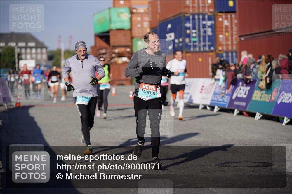 03.10.2025 - Köhlbrandbrückenlauf Michael Burmester http://msf.ph/oto/9000071 03.10.2025 10:04:34 Ziel 1025, 1073, 1218, 1308, 2029, 2672, 2822, 3160, 3379, 3799 meine-sportfotos.de
