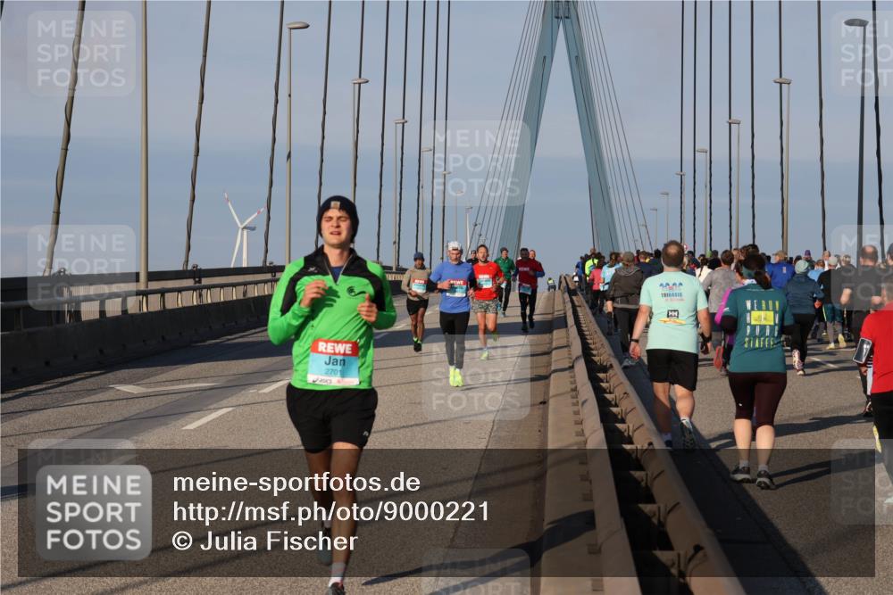 03.10.2025 - Köhlbrandbrückenlauf Julia Fischer http://msf.ph/oto/9000221 03.10.2025 09:34:02 Position 2 2701, 20, 00, 800 meine-sportfotos.de