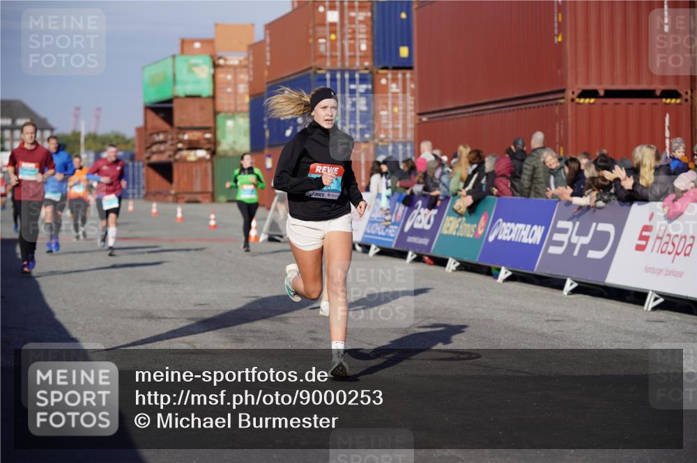 03.10.2025 - Köhlbrandbrückenlauf Michael Burmester http://msf.ph/oto/9000253 03.10.2025 10:04:41 Ziel 1073, 1218, 1225, 1236, 1623, 2672, 2714, 2822, 3117, 3160, 3753, 3799, 3835 meine-sportfotos.de