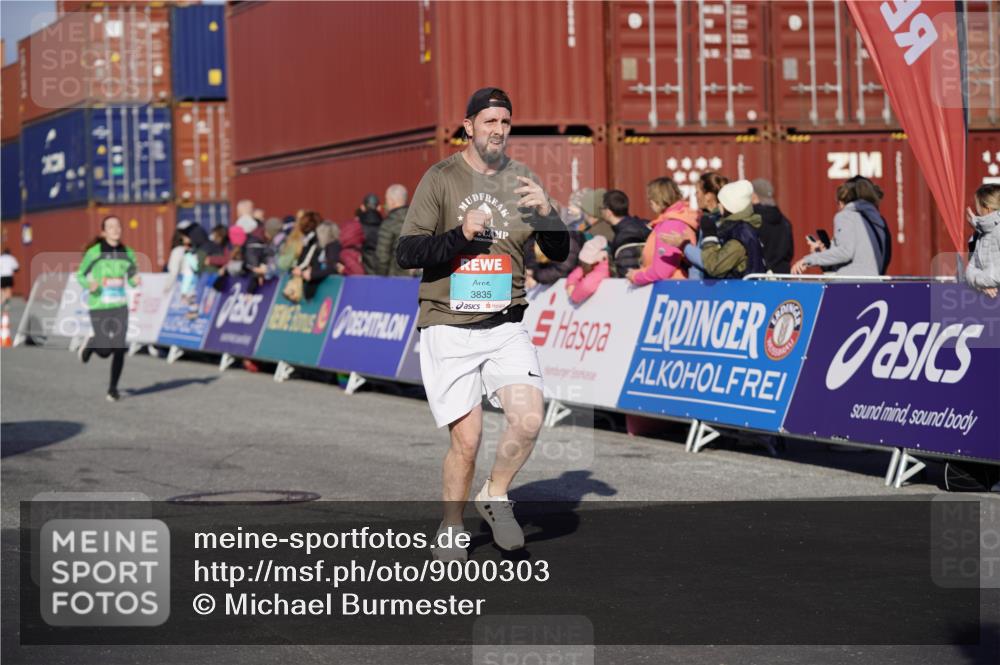 03.10.2025 - Köhlbrandbrückenlauf Michael Burmester http://msf.ph/oto/9000303 03.10.2025 10:04:43 Ziel 1218, 1225, 1236, 1447, 1623, 2672, 2714, 2822, 3117, 3160, 3753, 3799, 3835 meine-sportfotos.de