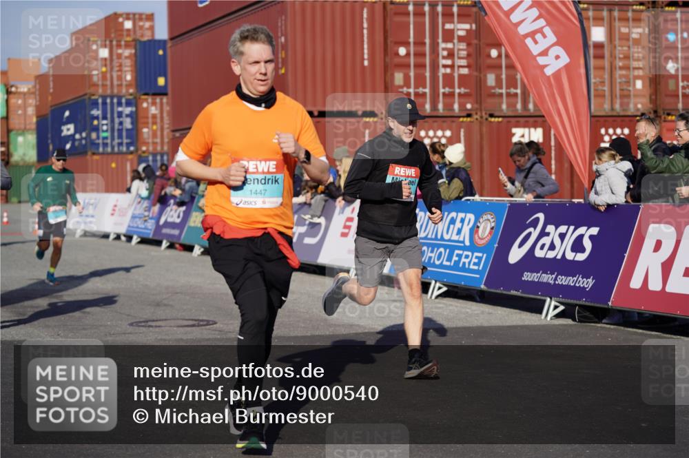 03.10.2025 - Köhlbrandbrückenlauf Michael Burmester http://msf.ph/oto/9000540 03.10.2025 10:04:51 Ziel 1236, 1302, 1403, 1447, 1457, 2714, 3117, 3812 meine-sportfotos.de