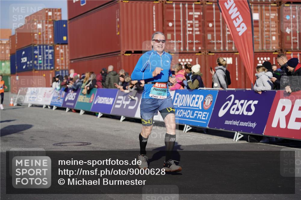 03.10.2025 - Köhlbrandbrückenlauf Michael Burmester http://msf.ph/oto/9000628 03.10.2025 10:04:56 Ziel 1211, 1302, 1403, 1406, 1457, 1477, 1944, 3741, 3812 meine-sportfotos.de