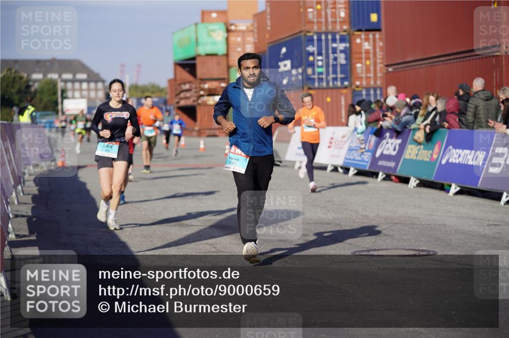 03.10.2025 - Köhlbrandbrückenlauf Michael Burmester http://msf.ph/oto/9000659 03.10.2025 10:04:58 Ziel 1211, 1302, 1403, 1406, 1477, 1622, 1944, 3741, 3812 meine-sportfotos.de