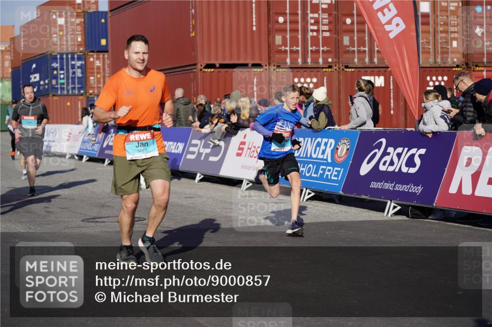 03.10.2025 - Köhlbrandbrückenlauf Michael Burmester http://msf.ph/oto/9000857 03.10.2025 10:05:05 Ziel 1033, 1211, 1239, 1346, 1359, 1406, 1477, 1622, 1944, 2920, 3409, 3721 meine-sportfotos.de