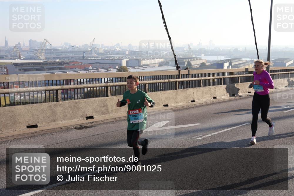03.10.2025 - Köhlbrandbrückenlauf Julia Fischer http://msf.ph/oto/9001025 03.10.2025 09:22:57 Position 1 2300, 3498, 3766 meine-sportfotos.de