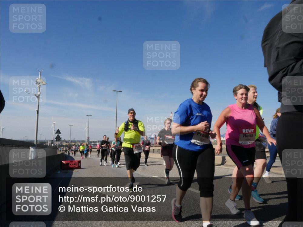 03.10.2025 - Köhlbrandbrückenlauf Matties Gatica Varas http://msf.ph/oto/9001257 03.10.2025 12:54:27 Position 2 5050, 4900 meine-sportfotos.de