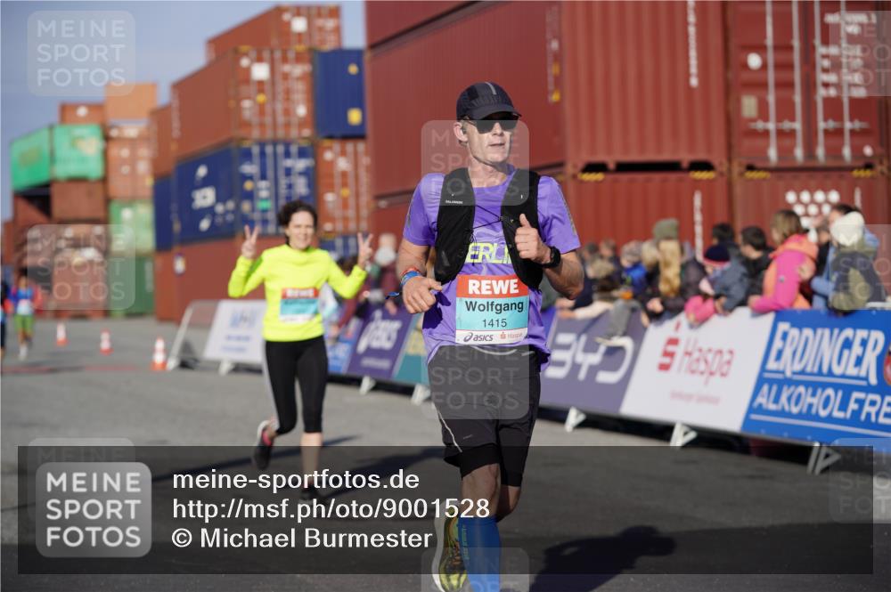 03.10.2025 - Köhlbrandbrückenlauf Michael Burmester http://msf.ph/oto/9001528 03.10.2025 10:05:30 Ziel 1119, 1312, 1340, 1385, 1415, 2084 meine-sportfotos.de