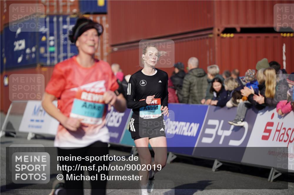 03.10.2025 - Köhlbrandbrückenlauf Michael Burmester http://msf.ph/oto/9002019 03.10.2025 10:05:37 Ziel 1119, 1340, 1962, 2698, 2743, 3484, 3579, 3716 meine-sportfotos.de