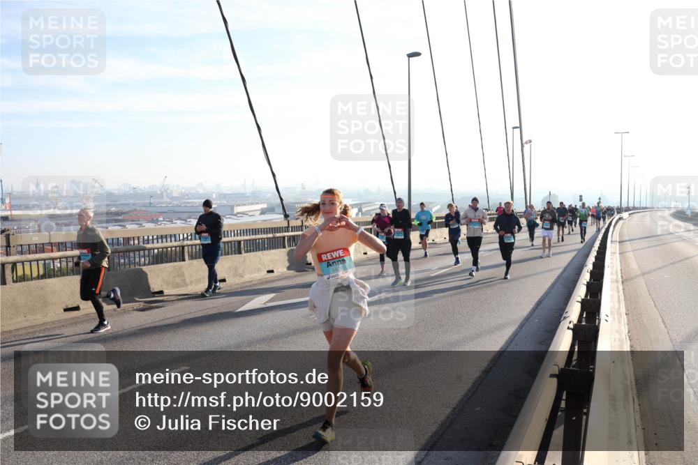 03.10.2025 - Köhlbrandbrückenlauf Julia Fischer http://msf.ph/oto/9002159 03.10.2025 09:26:33 Position 1 1437 meine-sportfotos.de