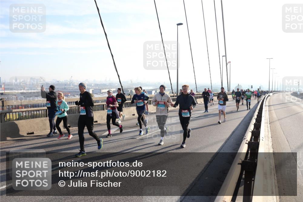 03.10.2025 - Köhlbrandbrückenlauf Julia Fischer http://msf.ph/oto/9002182 03.10.2025 09:26:35 Position 1  meine-sportfotos.de
