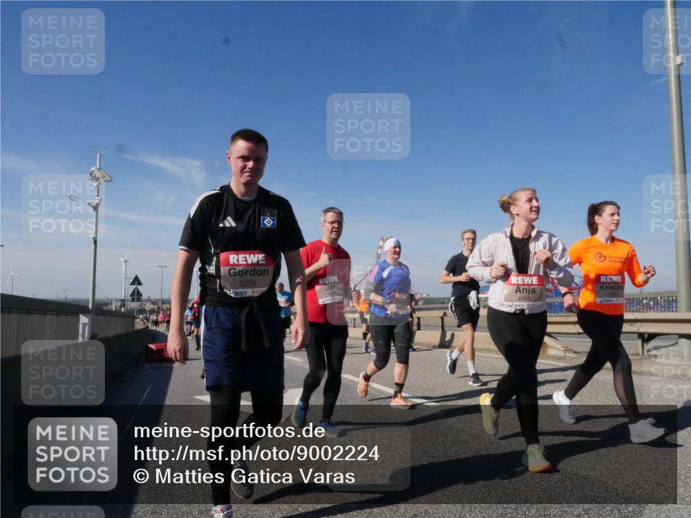 03.10.2025 - Köhlbrandbrückenlauf Matties Gatica Varas http://msf.ph/oto/9002224 03.10.2025 12:55:39 Position 2 5256, 4695, 4910 meine-sportfotos.de