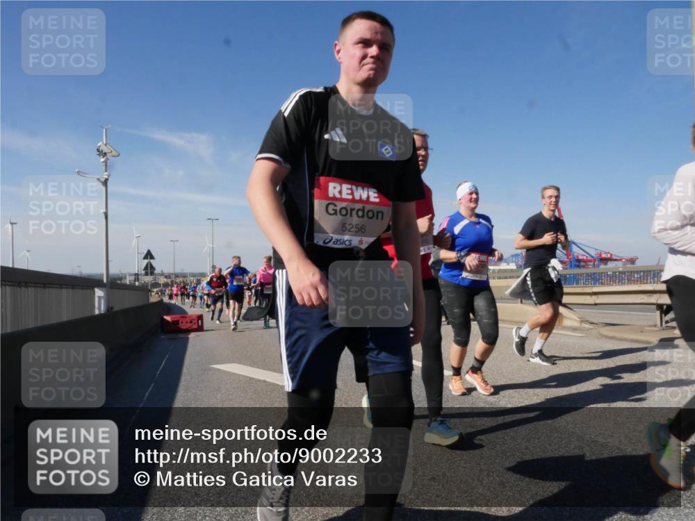 03.10.2025 - Köhlbrandbrückenlauf Matties Gatica Varas http://msf.ph/oto/9002233 03.10.2025 12:55:40 Position 2 5256 meine-sportfotos.de