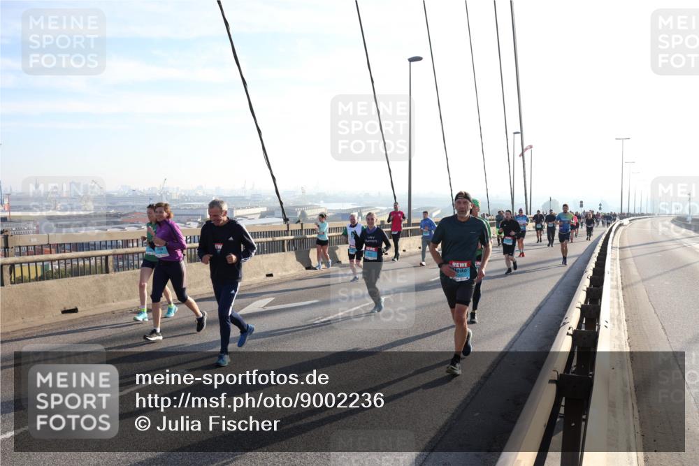 03.10.2025 - Köhlbrandbrückenlauf Julia Fischer http://msf.ph/oto/9002236 03.10.2025 09:26:40 Position 1  meine-sportfotos.de
