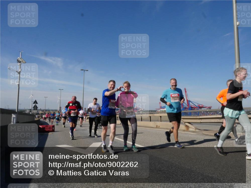 03.10.2025 - Köhlbrandbrückenlauf Matties Gatica Varas http://msf.ph/oto/9002262 03.10.2025 12:55:43 Position 2  meine-sportfotos.de