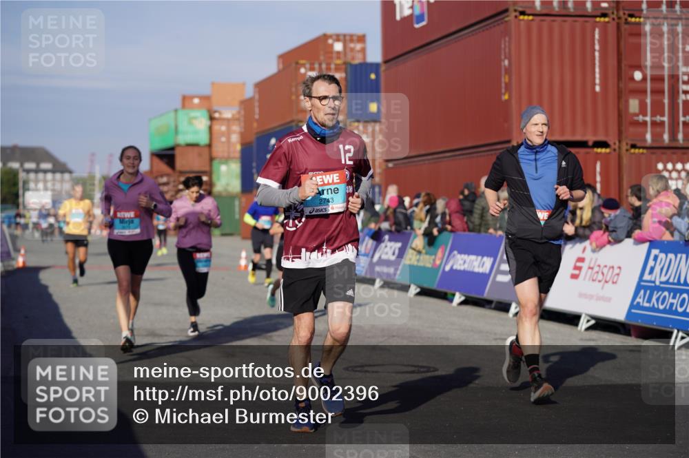 03.10.2025 - Köhlbrandbrückenlauf Michael Burmester http://msf.ph/oto/9002396 03.10.2025 10:05:42 Ziel 1092, 1119, 1132, 1340, 1424, 1428, 1962, 2698, 2743, 3484, 3579, 3716 meine-sportfotos.de