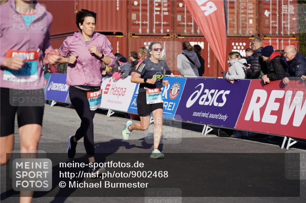 03.10.2025 - Köhlbrandbrückenlauf Michael Burmester http://msf.ph/oto/9002468 03.10.2025 10:05:45 Ziel 1092, 1132, 1424, 1428, 1962, 2743, 2913, 3484, 3579, 3716 meine-sportfotos.de