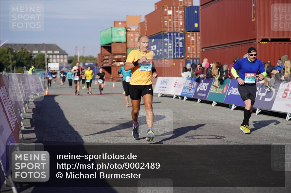 03.10.2025 - Köhlbrandbrückenlauf Michael Burmester http://msf.ph/oto/9002489 03.10.2025 10:05:47 Ziel 1092, 1132, 1424, 1428, 1962, 2743, 2913, 3579, 3716 meine-sportfotos.de