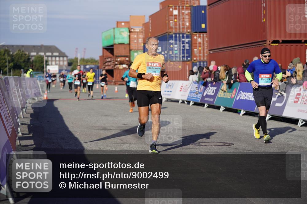 03.10.2025 - Köhlbrandbrückenlauf Michael Burmester http://msf.ph/oto/9002499 03.10.2025 10:05:47 Ziel 1092, 1132, 1424, 1428, 1962, 2743, 2913, 3579, 3716 meine-sportfotos.de
