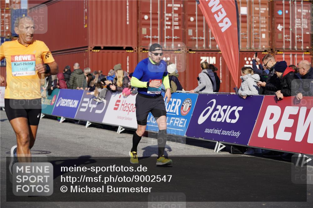 03.10.2025 - Köhlbrandbrückenlauf Michael Burmester http://msf.ph/oto/9002547 03.10.2025 10:05:48 Ziel 1092, 1132, 1242, 1424, 1428, 1962, 2913, 3053, 3333, 3579 meine-sportfotos.de