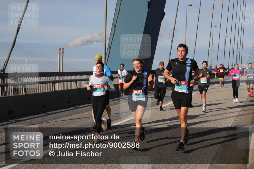 03.10.2025 - Köhlbrandbrückenlauf Julia Fischer http://msf.ph/oto/9002586 03.10.2025 09:42:21 Position 2 227, 3465, 3462 meine-sportfotos.de