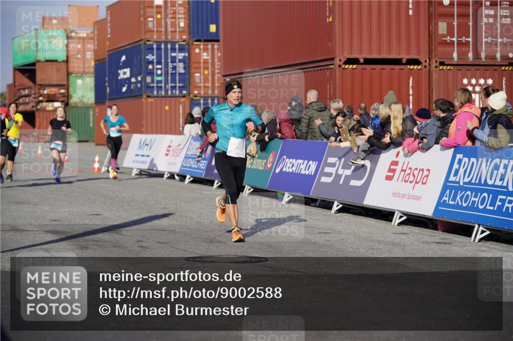 03.10.2025 - Köhlbrandbrückenlauf Michael Burmester http://msf.ph/oto/9002588 03.10.2025 10:05:49 Ziel 1092, 1132, 1242, 1424, 1428, 1626, 2913, 3053, 3333, 3579 meine-sportfotos.de