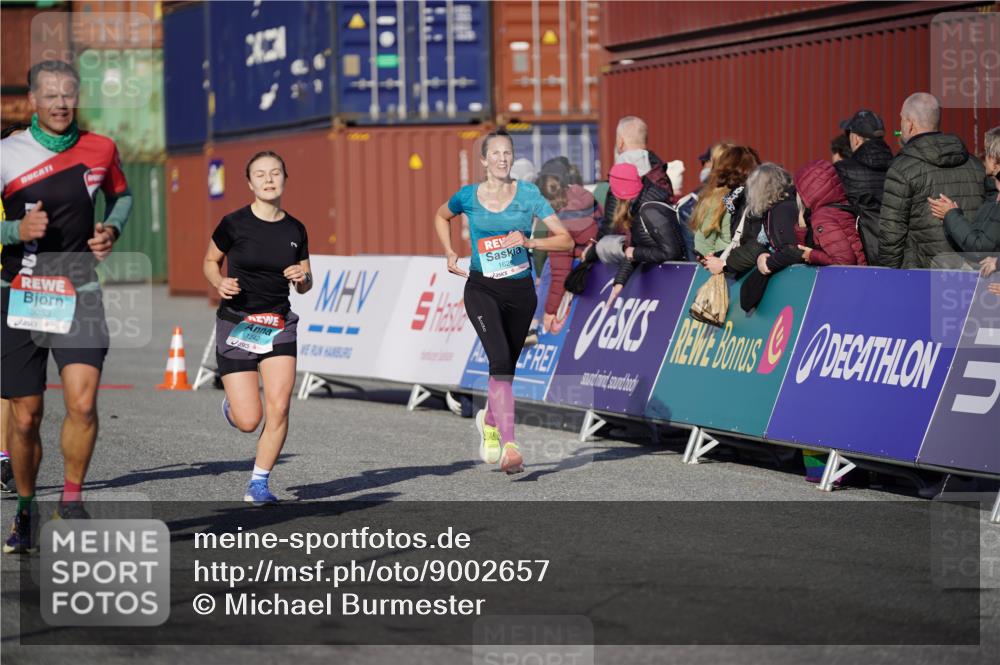 03.10.2025 - Köhlbrandbrückenlauf Michael Burmester http://msf.ph/oto/9002657 03.10.2025 10:05:51 Ziel 1092, 1132, 1242, 1428, 1626, 2913, 3053, 3333 meine-sportfotos.de