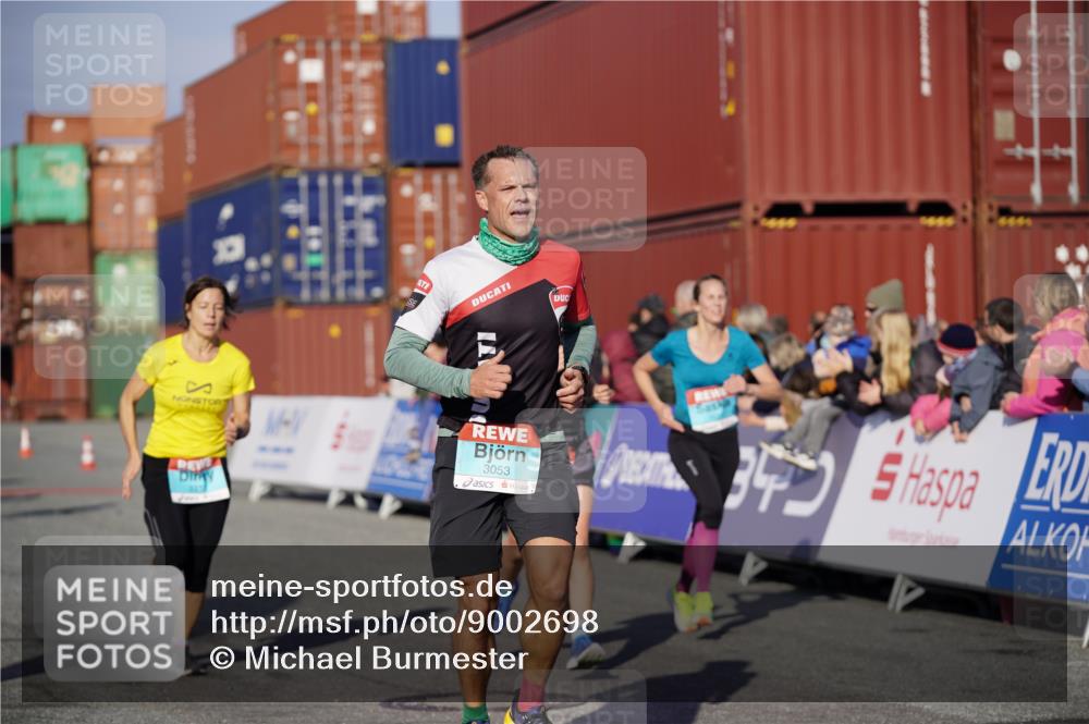 03.10.2025 - Köhlbrandbrückenlauf Michael Burmester http://msf.ph/oto/9002698 03.10.2025 10:05:54 Ziel 1242, 1333, 1352, 1356, 1626, 2913, 3053, 3333 meine-sportfotos.de