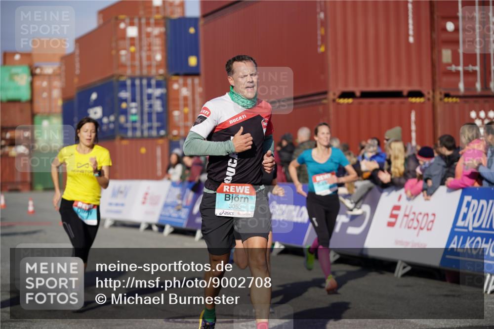 03.10.2025 - Köhlbrandbrückenlauf Michael Burmester http://msf.ph/oto/9002708 03.10.2025 10:05:54 Ziel 1242, 1333, 1352, 1356, 1626, 2913, 3053, 3333 meine-sportfotos.de