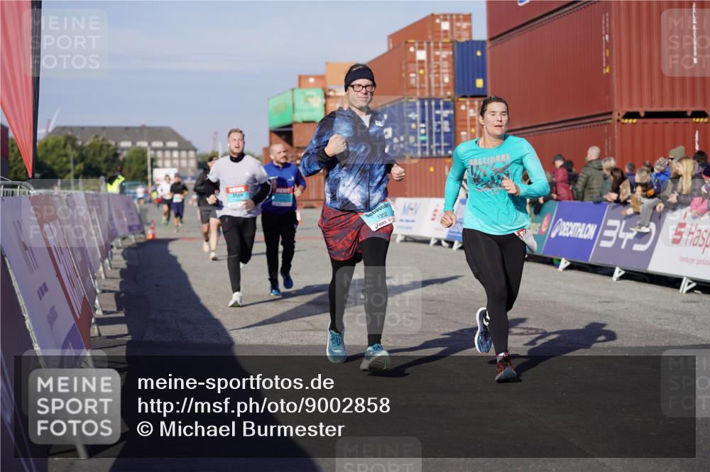 03.10.2025 - Köhlbrandbrückenlauf Michael Burmester http://msf.ph/oto/9002858 03.10.2025 10:06:00 Ziel 1199, 1242, 1299, 1333, 1352, 1356, 1397, 1505, 1626, 3053, 3333, 3764 meine-sportfotos.de