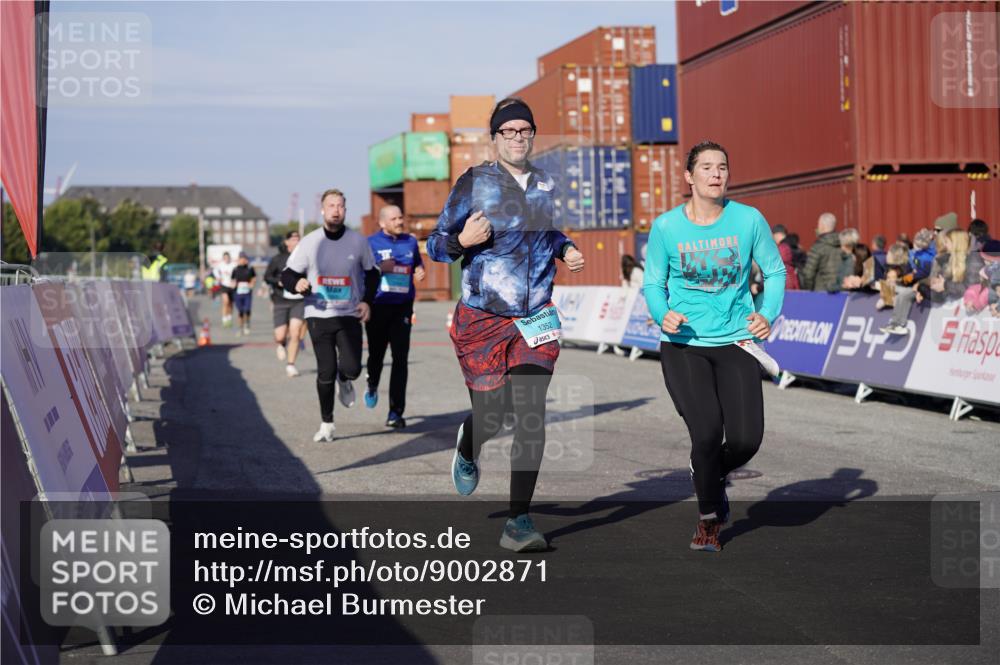 03.10.2025 - Köhlbrandbrückenlauf Michael Burmester http://msf.ph/oto/9002871 03.10.2025 10:06:00 Ziel 1199, 1242, 1299, 1333, 1352, 1356, 1397, 1505, 1626, 3053, 3333, 3764 meine-sportfotos.de