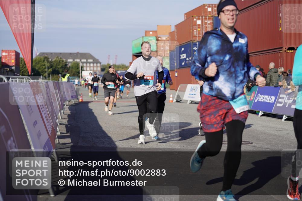 03.10.2025 - Köhlbrandbrückenlauf Michael Burmester http://msf.ph/oto/9002883 03.10.2025 10:06:00 Ziel 1199, 1242, 1299, 1333, 1352, 1356, 1397, 1505, 1626, 3053, 3333, 3764 meine-sportfotos.de